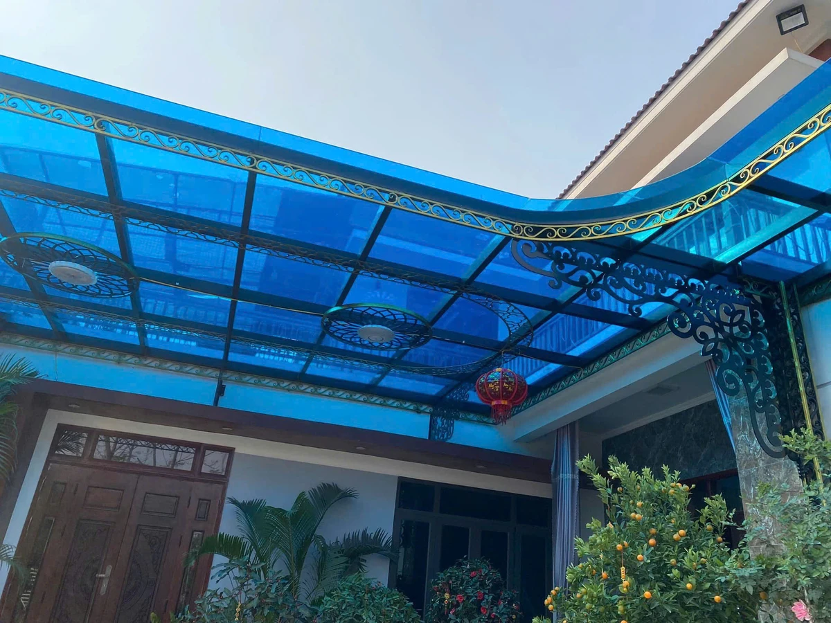mai-che-su-dung-tam-polycarbonate-03 Mái che sử dụng tấm nhựa Polycarbonate