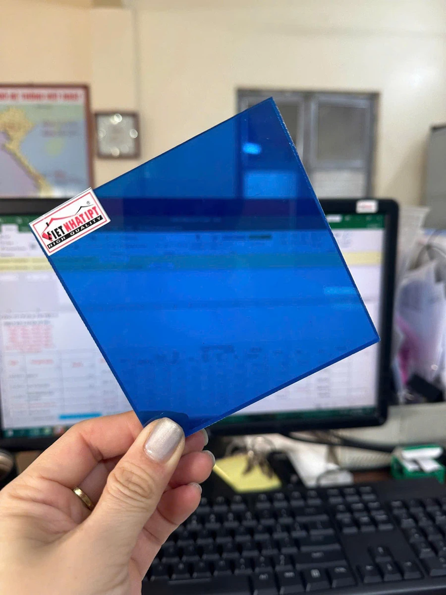 tam-nhua-polycarbonate-xanh-ho Tấm nhựa Polycarbonate màu trong xanh hồ
